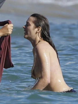 Голая Марион Котийяр купается в море - 54