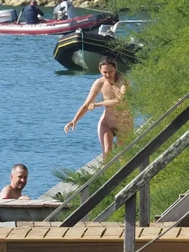 Голая Марион Котийяр купается в море - 57